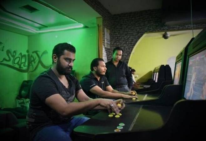 오락실에서 철권게임을 연습하는 파키스탄 프로게이머들의 모습. 유튜브 캡쳐