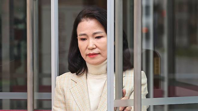 이진숙 전 방송통신위원장이 1일 서울 종로구 헌법재판소에서 방송미디어통신위원회 설치법에 대한 헌법소원심판 청구서를 제출한 뒤 민원실을 나서고 있다./연합뉴스