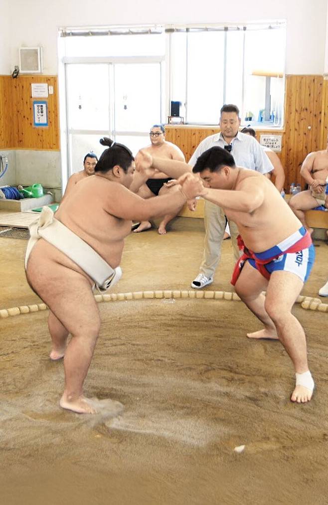 상상만 했던 일이 실현됐다. 한국의 씨름과 일본의 스모가 맞붙는다면? ‘한일 슈퍼 매치 씨름vs스모’에서 양국의 자존심을 건 정면 승부가 시작된다. /TV조선