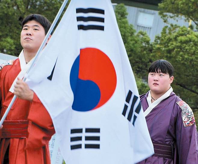 ‘한일 슈퍼 매치 씨름vs스모’의 씨름팀 주장 최성환이 태극기를 들고 당당히 모래판으로 나서고 있다.