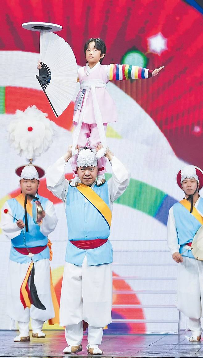 트로트 무대는 끝없이 진화한다. 구성진 보이스는 기본, 전에 본 적 없는 퍼포먼스가 더해졌다. ‘기인열전 천만트롯쇼’는 눈과 귀가 동시에 즐거운 무대를 선사한다. /TV조선