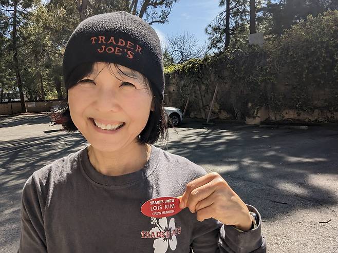 트레이더 조에서 일하던 시절의 모습. '로이스 김'이라고 쓰인 이름표와 로고가 새겨진 니트 비니는 지금도 간직하고 있다./ 로이스 김 제공