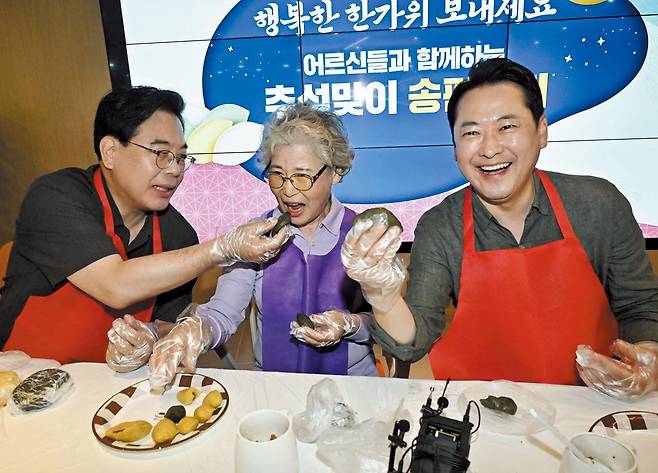 국민의힘 장동혁(오른쪽) 대표와 송언석(왼쪽) 원내대표는 서울 동대문구 동백꽃노인종합복지관을 찾아 송편을 빚었다. /남강호 기자