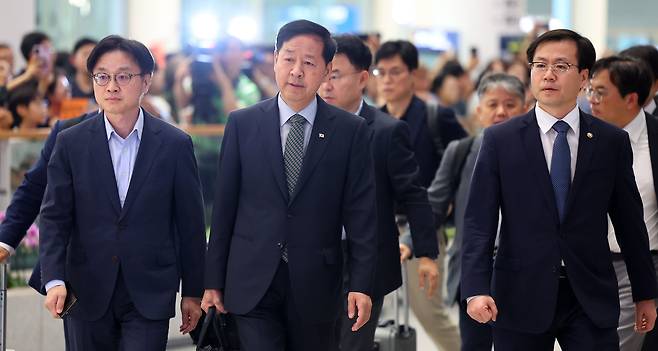 미국과의 무역협상을 마친 구윤철 경제부총리 겸 기획재정부 장관(가운데), 김정관 산업통상자원부 장관(왼쪽), 여한구 통상교섭본부장 등 한국 무역협상 대표단이 지난 8월 1일 인천국제공항 제2여객터미널을 통해 귀국하고 있다./연합뉴스