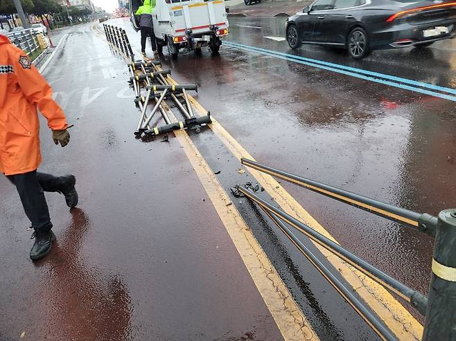 3일 강풍이 분 제주의 한 도로 중앙분리대가 쓰러졌다. /제주소방안전본부