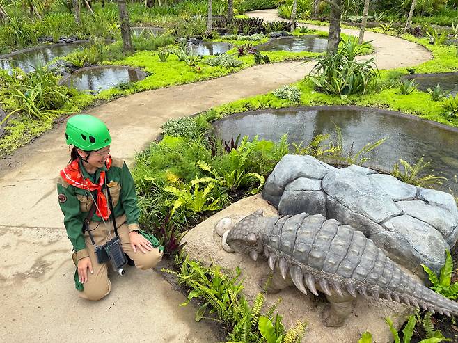 파인딩 다이노소어에서 스태프가 공룡에 대해 설명하고 있다./ 오키나와(일본)=박진우 기자
