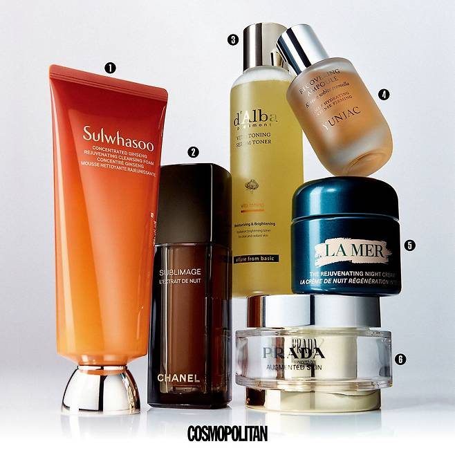 1 믿고 쓰는 자음생 라인의 뉴비 세안제. 계절의 변화나 건조함, 피부 거칠어짐 등의 피부 문제로 스스로 회복하는 힘을 잃은 피부를 타기팅한 폼 타입의 클렌저다. 피부 자생력을 키우는 진세노믹스™와 진생 펩타이드™ 성분이 피부에 수분과 영양을 전달해 세안 단계부터 피부를 촉촉하게 케어할 수 있다. 자음생 클렌징 폼 6만8천원 Sulwhasoo. 2 피부 재생이 활발한 밤 시간 동안 손상된 피부 장벽 기능을 회복시키는 고농축 나이트 트리트먼트. 오일-인-워터 포뮬러에 수백만 개의 오일 마이크로 버블을 담았다. 피부에 닿으면 물처럼 바뀌었다가 오일로 변하면서 실키한 마무리감을 남긴다. 오일이지만 기름지지 않는 사용감이라 피부가 편안하고, 사용 후 피부에 물기가 차오른 듯 탱탱해진 듯한 효과가 특징. 수블리마지 렉스트레 드 뉘 1백만원 Chanel Beauty. 3 세안 후에 급속도로 건조해지는 피부를 위한 첫 단계 농축 토너. 비타민 수분을 가득 담은 비타민나무수 성분과 나이아신아마이드 2% 미백 기능성 베이스의 시너지로 생기 잃은 칙칙한 흙빛 안색을 화사하게 밝혀준다. 보습 세럼을 감싼 수분이 가벼운 수분막을 형성해 투명한 결광 피부 연출에 도움을 받을 수 있다. 비타 토닝 세럼 토너 2만9천9백원 d’Alba. 4 지금 가장 중요한 피부 수분 장벽 지킴이! 자기 무게의 약 500배에 달하는 수분을 흡수할 수 있는 능력을 지닌 한국산 흰목이버섯 성분과 식물 다당체에서 영감을 받은 피토가드 콤플렉스™가 외부 자극에 손상된 피부의 보습 장벽을 개선해 만성 건조를 호소하는 이들에게 안성맞춤. 리커버링 앰플 30ml 10만8천원 Yunjac. 5 라 메르만의 해초 발효 성분인 미라클 브로스™와 바다에서 채취한 해양 유래 성분으로 구성된 New 마린 레티놀 얼터너티브™가 밤사이 피부를 재충전한 듯 생기와 활력을 부여한다. 새롭게 적용된 바이오-미메틱 스트럭처는 마치 피부를 여러 겹의 수분 레이어로 감싼 듯한 느낌을 선사해 피부에 영양감은 풍성하게 전하면서도 수면 시간 동안 베개에 묻어나거나 기름지지 않는다. 리쥬비네이팅 나이트 크림 68만2천원 La Mer. 6 피부 기능에 대한 새로운 정의를 내리며 선보인 어그멘티드 스킨 라인. 피부가 가진 본연의 힘을 키워 외부 환경과 자극에서 비롯되는 스트레스로부터 피부를 보호하는 데 집중했다. 독특한 젤투밤 텍스처로 피부에 부드럽게 녹아들어 가볍지만 영양감 있는 타입을 선호하는 이들에게 추천한다. 어그멘티드 스킨 크림 55만원 Prada Beauty.