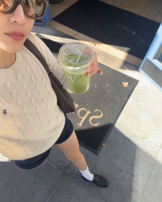 로퍼를 활용한 프레피룩. 인스타그램 @vousmevoyez