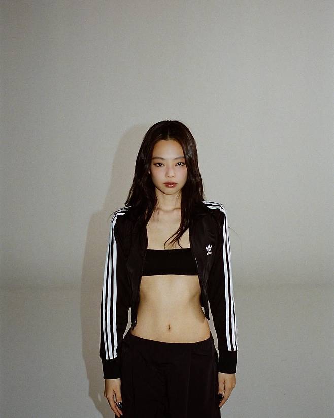 아디다스 트랙 재킷을 입은 제니. 인스타그램 @jennierubyjane