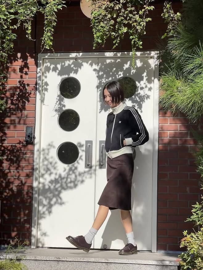 트랙 재킷을 브라운 미디 스커트와 함께 매치한 김나영. 인스타그램 @nayoungkeem