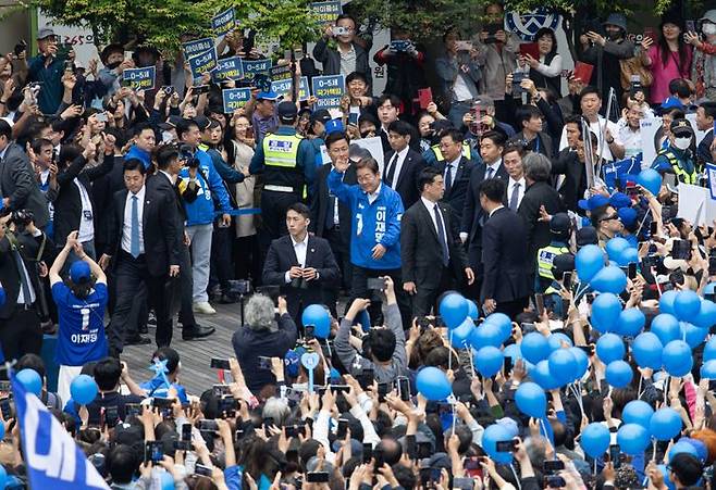 이재명 더불어민주당 당시 대선 후보가 지난 5월 24일 오후 경기도 부천시 부천역 북부광장에서 열린 유세에서 시민들에게 지지를 호소하고 있다. ⓒ뉴시스