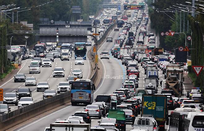 추석 연휴를 하루 앞둔 2일 오후 서울 서초구 경부고속도로 잠원IC 부산방향이 귀성길을 떠나는 차량으로 정체되고 있다. 2025.10.2. 뉴스1