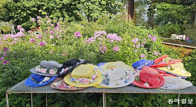 방문객들이 써볼 수 있게 둔 꽃무늬 모자들. 김선미 기자 kimsunmi@donga.com