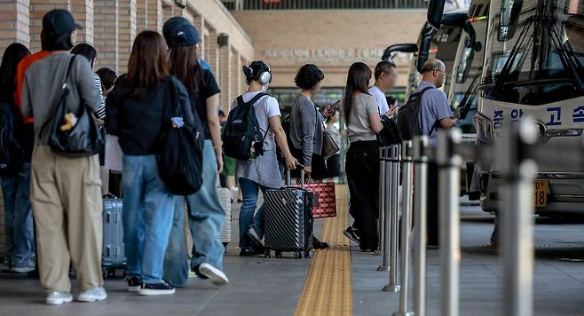 2일 서울 서초구 서울고속버스터미널에서 시민들이 버스를 타기 위해 기다리고 있다. 2025.10.02 뉴시스