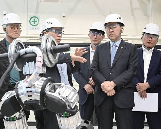 구윤철(오른쪽 두 번째) 부총리 겸 기획재정부 장관이 9월 19일 AI 팩토리 분야 추진계획 등을 논의하고자 카이스트 AI 팩토리 랩을 방문했다. /기획재정부