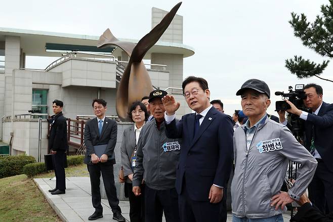 실향민 가족과 북녘 바라보는 이재명 대통령     (강화=연합뉴스) 김도훈 기자 = 이재명 대통령이 추석 연휴 첫날인 3일 인천 강화군 강화평화전망대에서 실향민 가족들과 북한 황해북도 개풍군 일대를 바라보며 이야기를 나누고 있다. 2025.10.3 [대통령실통신사진기자단]     superdoo82@yna.co.kr (끝)