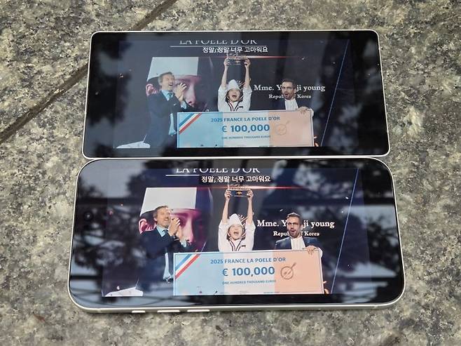 갤럭시 S25 울트라(위)와 아이폰 17 프로 맥스로 각각 tvN 드라마 '폭군의 셰프'를 재생하는 모습. 사진=구자윤 기자