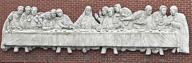 사진은 양림동 ‘최후의 만찬’ 조각 작품으로 미디어아트 작가 이이남과 조각가 김태군이 함께 제작했다. 레오나르도 다빈치의 명화 ‘최후의 만찬’을 모티브로, 예수와 열두 제자의 얼굴을 양림동을 대표하는 선교사와 지역 인물들로 재해석해 표현했다.