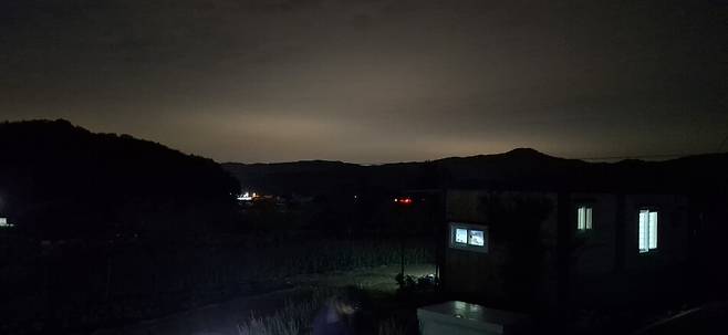 금요일 밤에 도착한 농막. 10시가 안됐는데 동네는 온통 깜깜하다.