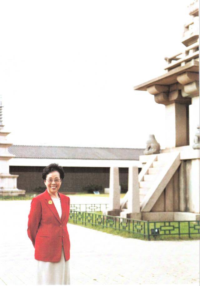 이난영 전 국립경주박물관장이 생전에 유적지 앞에서 활짝 웃고 있다. 이 전 관장은 퇴직 이후에도 박물관의 앞날에 대해 치열하게 고민했다. 지인 제공