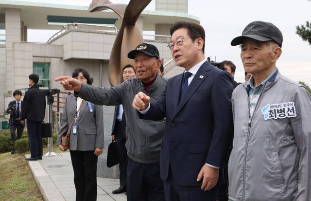 추석 명절을 맞아 이재명 대통령이 3일 인천 강화군 평화전망대를 방문해 실향민과 대화하며 북녘을 바라보고 있다. 왕태석 선임기자