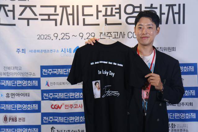 전주국제단편영화제 개막작 '이중주차'를 연출한 배우 겸 감독 정헌. 블루드래곤엔터테인먼트 제공