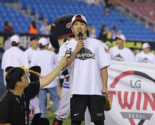 소감 밝히는 박해민 (서울=연합뉴스) 류영석 기자 = LG 트윈스 박해민이 1일 서울 잠실야구장에서 정규 시즌 우승을 확정한 뒤 소감을 말하고 있다. 2025.10.1 ondol@yna.co.kr/2025-10-01 23:40:36/ <저작권자 ⓒ 1980-2025 ㈜연합뉴스. 무단 전재 재배포 금지, AI 학습 및 활용 금지>