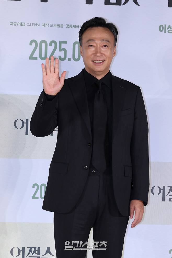 배우 이성민이 19일 오전 서울 용산구 CGV용산아이파크몰에서 열린 영화 '어쩔수가없다' 제작보고회에 참석해 포토타임을 갖고 있다. 서병수 기자 qudtn@edaily.co.kr /2025.08.19/