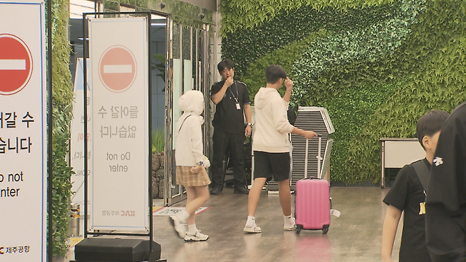 캐리어를 끌고 이동하는 승객들