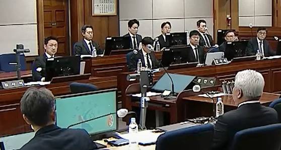 2일 윤석열 전 대통령의 내란우두머리 혐의 사건 22차 공판에 특검팀 파견 검사들이 검은색 정장과 넥타이 차림으로 출석했다. [사진 법원 CCTV 캡처]