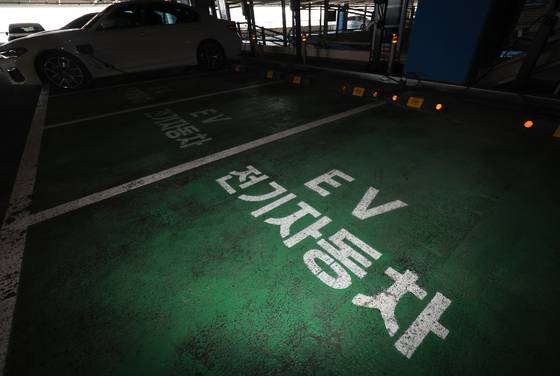 서울의 한 쇼핑몰 내 전기자동차 충전 구역 모습. 뉴스1