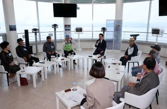 이재명 대통령이 추석 연휴 첫날인 3일 인천 강화군 강화평화전망대에서 진행된 실향민들과의 대화에서 발언하고 있다. 연합뉴스