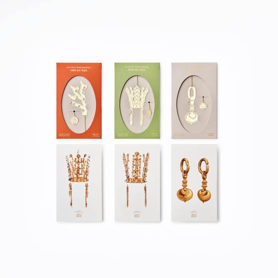 국립박물관문화재단이 경주 APEC 개최를 기념해 한국공예·디자인문화진흥원과 협업으로 선보인 신상 뮷즈(박물관 굿즈). 신라 금관ㆍ금귀걸이 책갈피다. 사진 국립박물관문화재단