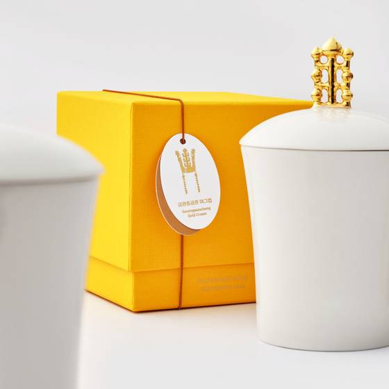 국립박물관문화재단이 경주 APEC 개최를 기념해 한국공예·디자인문화진흥원과 협업으로 선보인 신상 뮷즈(박물관 굿즈). 금관총 금관을 모티브로 한 머그컵이다. 사진 국립박물관문화재단