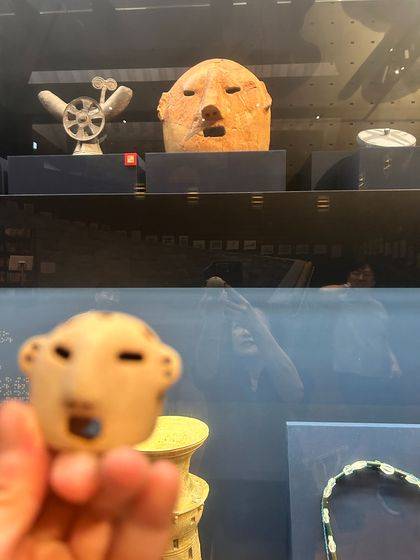 2007년 진주 금산면 중천리에서 수십개의 파편으로 출토됐다가 사람머리모양으로 복원된 토기가 국립진주박물관에 전시돼 있다. 이 토기를 활용한 '두기우기' 캐릭터 상품들이 인기다. 강혜란 기자