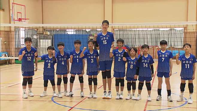 지훈 군과 함께 뛰는 강원도 속초 교동초등학교 배구부 선수들. (촬영기자: 정형철)
