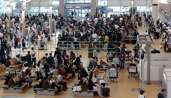 추석 연휴를 앞둔 2일 인천국제공항 제1여객터미널에서 여행객들이 탑승 수속을 위해 줄을 서고 있다. 사진=연합뉴스