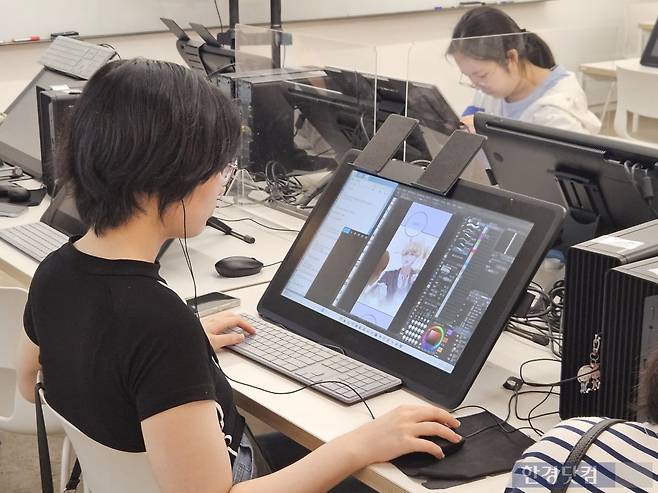 지난 18일 오후 2시 서울웹툰아카데미의 '프로덕션 테크닉2' 수업 실습 시간에서 한 학생이 숏애니 작품을 만들고 있다. 사진=박수빈 기자