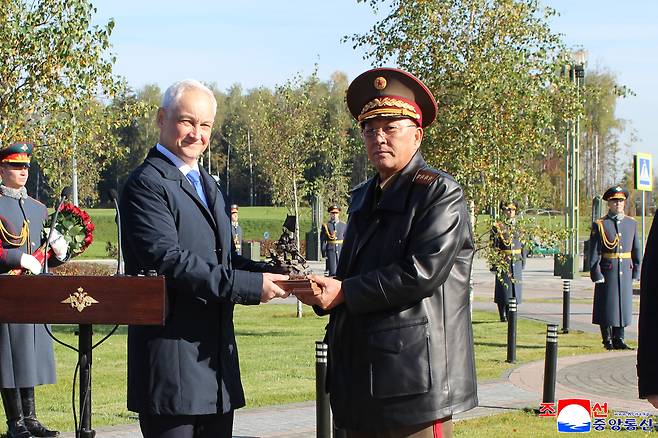 북한의 항일유격대원들을 형상한 조각상이 러시아 모스크바 교외 패트리엇 공원에 건립돼 지난 1일 노광철 북한 국방상과 안드레이 벨로우소프 러시아 국방장관이 참석한 가운데 현지에서 제막식이 열렸다고 조선중앙통신이 2일 보도했다. 연합뉴스