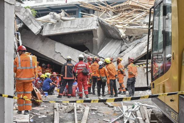 지난달 30일(현지시간) 붕괴된 인도네시아 동자바 시도아르조의 알코지니 이슬람 기숙학교 건물을 구조대원들이 수색하고 있다. EPA=합뉴스