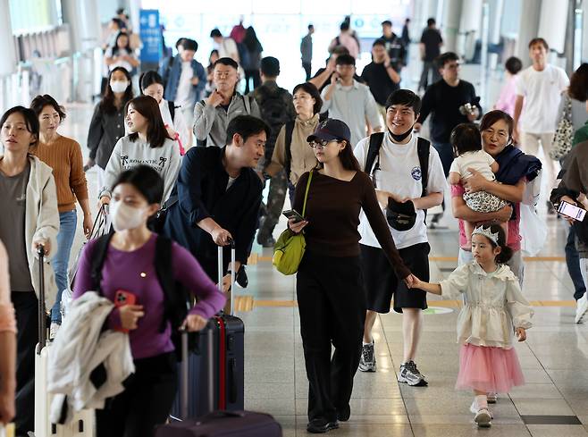 Passengers, including holiday travelers, walk after getting off a train at Gwangju Songjeong Station in Gwangsan District, Gwangju, on Thursday, a day before the Chuseok holiday. (Yonhap)