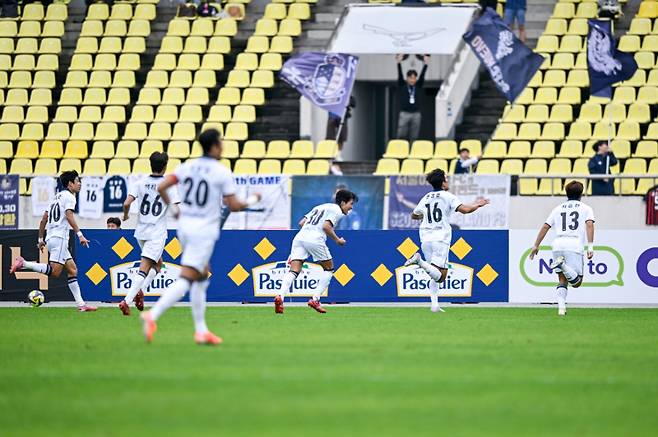 변경준이 자신의 구단 통산 100번째 경기에서 자축포를 터뜨렸다. 서울 이랜드 FC 제공