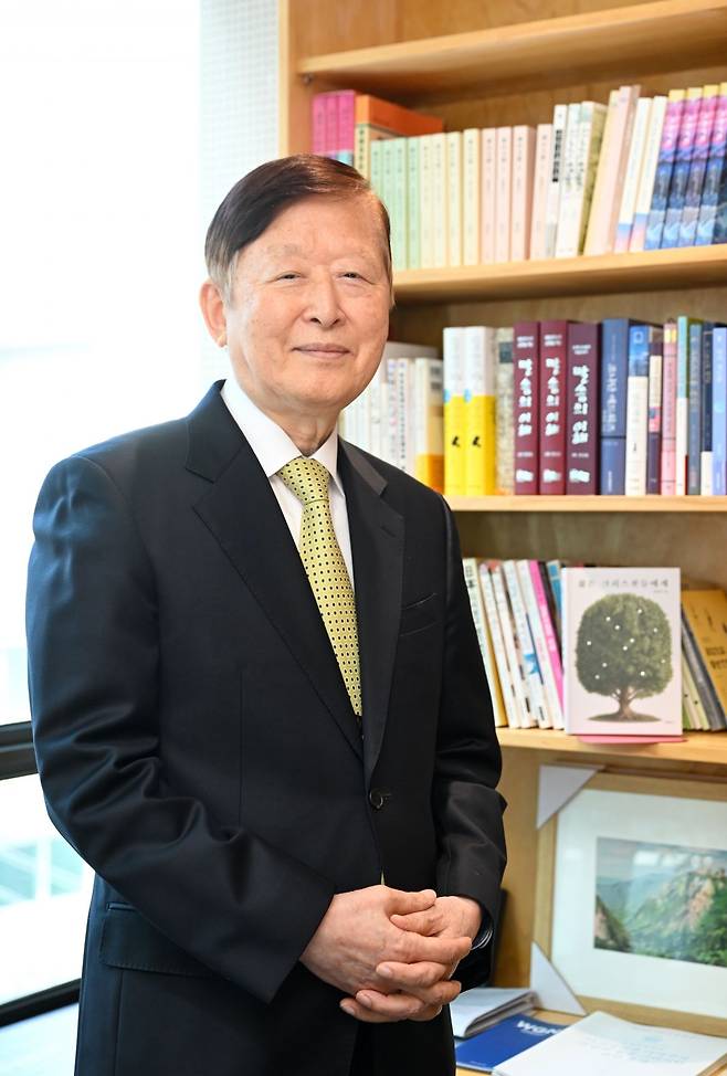 김하중 전 통일부 장관이 최근 서울 서초구 복음통일비전 사무실에서 국민일보와 인터뷰를 갖고 포즈를 취하고 있다. 신석현 포토그래퍼