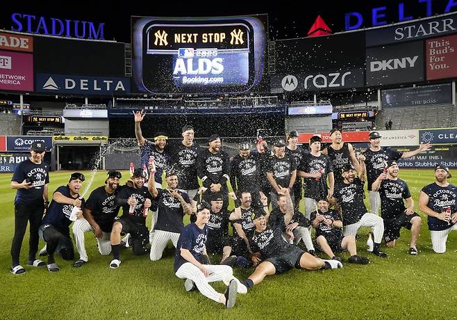 양키스 선수단이 3일(한국시간) 미국 뉴욕의 양키스다디움에서 열린 2025 MLB 와일드카드 시리즈 3차전에서 보스턴을 4대 0으로 꺾으며 디비전시리즈 진출을 확정 지은 뒤 기념사진을 찍고 있다. UPI연합뉴스