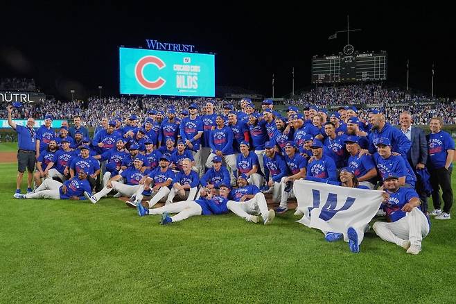 시카고 컵스 선수단이 3일(한국시간) 미국 일리노이주 시카고 리글리 필드에서 열린 와일드카드 시리즈 3차전에서 샌디에이고 파드리스를 3대 1로 물리치고 2017년 이후 8년 만의 디비전시리즈 진출을 자축하고 있다. AP연합뉴스