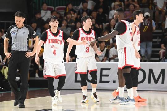 SK 선수들의 하이파이브. 사진[연합뉴스]