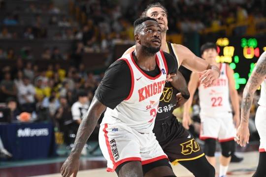 SK의 자밀 워니와 LG의 아셈 마레이. 사진[연합뉴스]