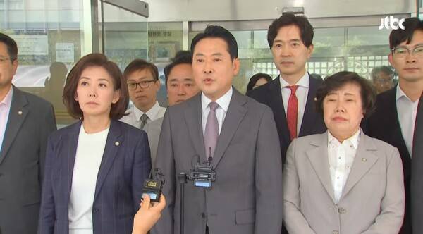 ▲장동혁 국민의힘 대표 등 국민의힘 관계자들이 3일 이진숙 전 방통위원장 체포영장을 집행한 영등포경찰서를 항의 방문한 뒤 백브리핑을 하고 있다. 사진=JTBC 영상 갈무리