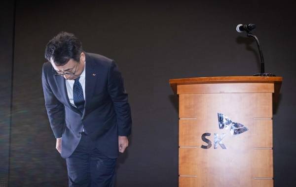 ▲유영상 SK텔레콤 대표가 지난 4월25일 서울 을지로 SK텔레콤 사옥에서 설명회를 열고 사과 및 대책을 발표했다. 사진=SKT 제공.