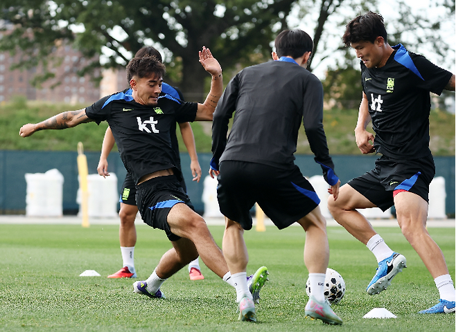 9월 2일(현지시간) 미국 뉴욕주 아이칸 스타디움에서 진행된 한국 축구 대표팀 훈련에서 옌스 카스트로프가 김민재와 볼 다툼을 하고 있다. 사진=연합뉴스